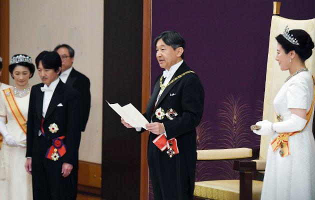 El nuevo emperador de Japón, Naruhito, rindió hoy homenaje al legado pacifista y de cercanía al pueblo de su predecesor, Akihito.