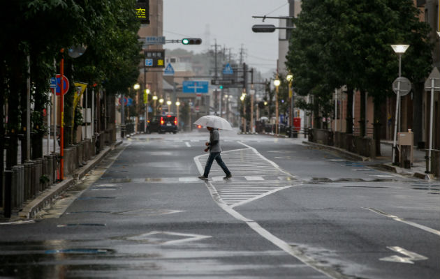 Un hombre camina con un paraguas en Tokio donde hay alerta por el tifón. Foto: EFE.