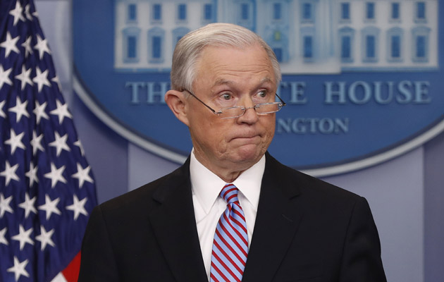 La relación entre Jeff Sessions y el presidente Donald Trump ha sido muy tirante. FOTO/AP