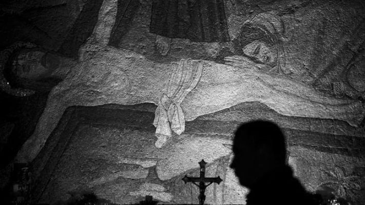 Te reconozco como mi Dios Padre Creador, Cristo Redentor y Espíritu Santo Consolador, a quien rendimos culto y honramos con nuestros labios y obras. Foto: EFE.