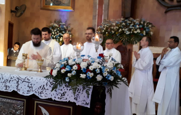 La boda se realizó en polaco y en español, y en medio de un ambiente alegre, concelebrada por varios sacerdotes de ambos países. Foto/Thays Domínguez