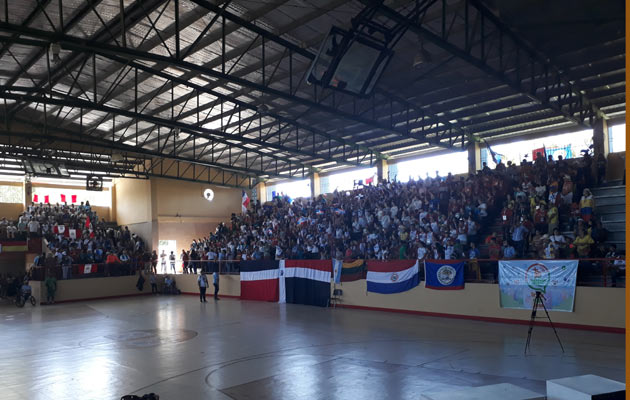 En Chiriquí se llevó  la misa y luego le dieron a degustar a los presentes una enorme rosca de pan. Foto/Mayra Madrid