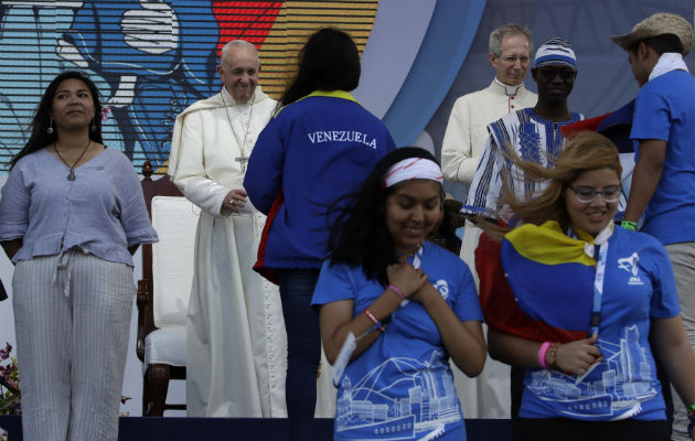 Jóvenes presentaron sus historias al papa Francisco. Foto: AP/EFE