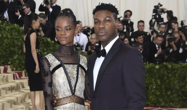 John Boyega y Letitia Wright.
