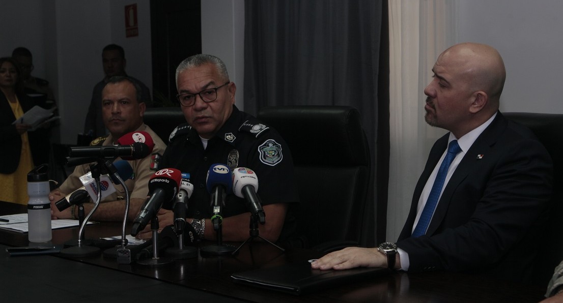 El director de la Policía Nacional, Jorge Miranda (centro), brindó detalles del informe de los primeros 60 días de Gobierno. Foto Víctor Arosemena