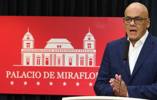 El ministro de Comunicación de Venezuela, Jorge Rodríguez, ofreciendo declaraciones en Caracas (Venezuela).  Foto: EFE.