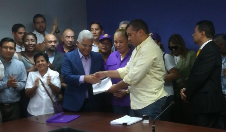 El político entregó 644 firmas para la próxima convención del partido. Foto de Internet