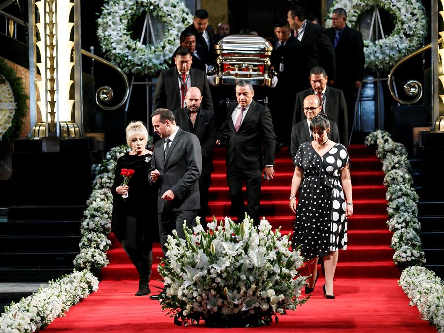 Anel Noreña junto a sus hijos durante el homenaje. Foto. EFE