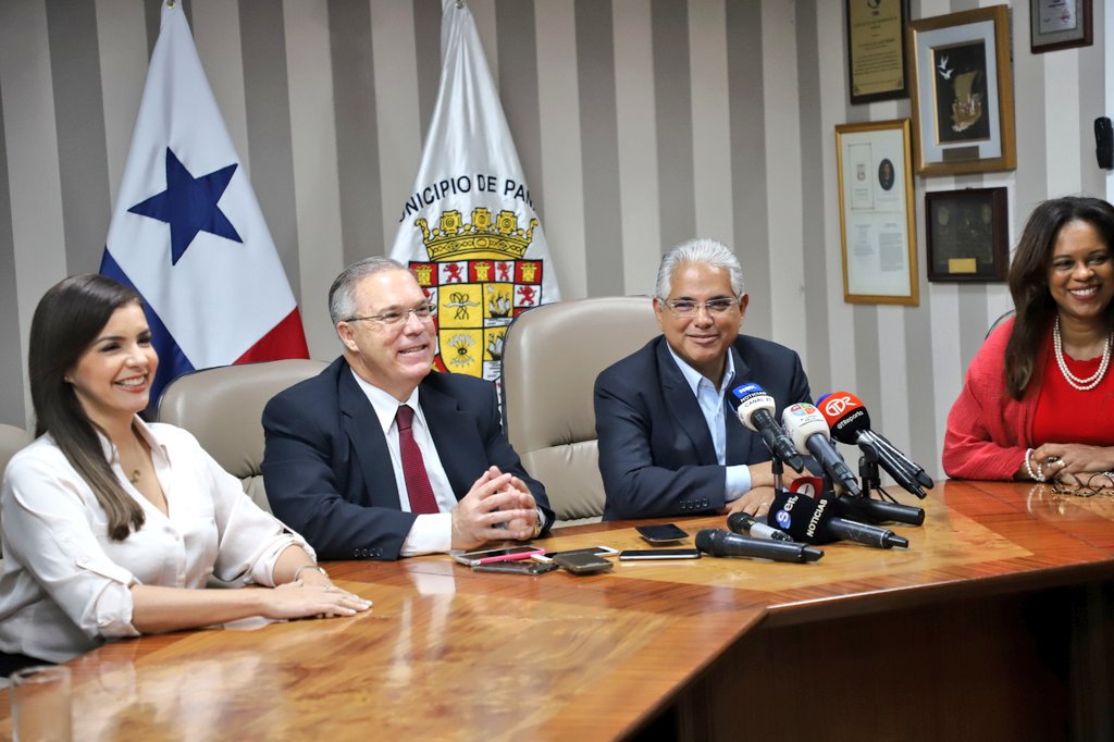 Equipo de José Luis Fábrega en reunión de transición.