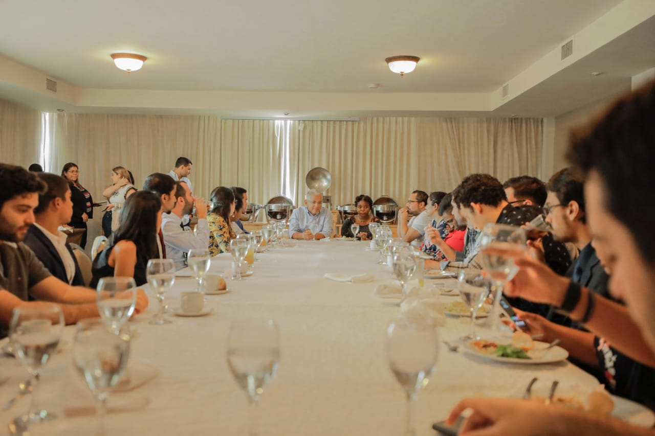 José Blandón conversa con jóvenes emprendedores.