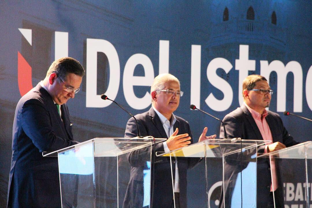 El candidato presidencial José Blandón (centro) participa en el debate realizado por la Universidad del Istmo. 