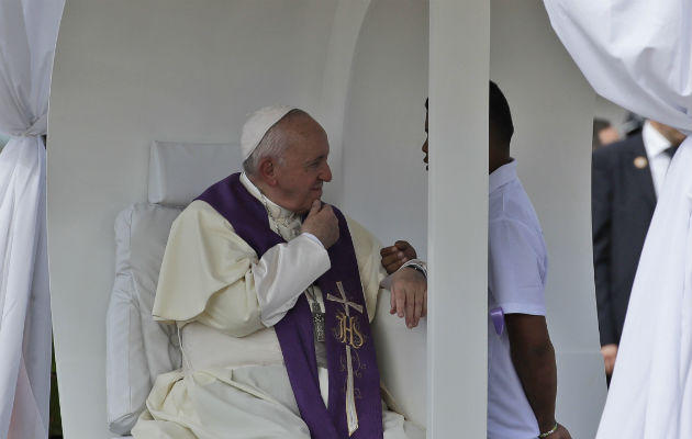 Jóvenes delincuentes confiesan sus pecados al Papa Francisco. Foto: EFE/AP