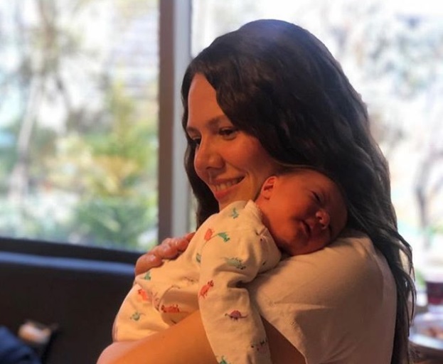 Joy Huertas junto a su hija Noah. Foto: Instagram