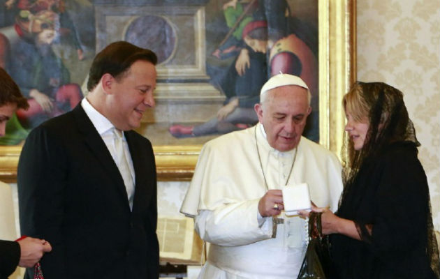 El presidente Juan Carlos Varela ha sido criticado en reiteradas ocasiones por su apoyo a las iglesias católicas con fondo del Estado.