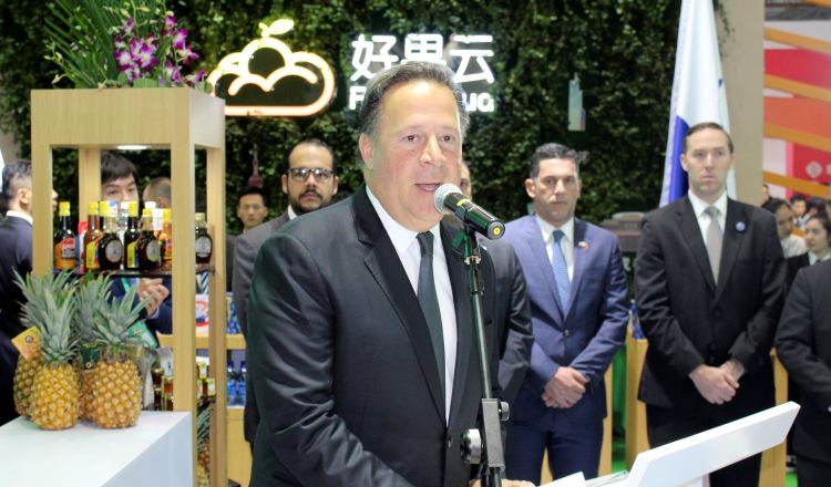 Juan Carlos Varela se encuentra en feria comercial de China, donde aprovechó para promocionar  su empresa familiar. /Foto EFE