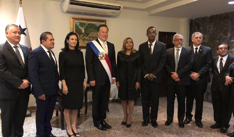 El presidente Juan Carlos Varela junto a la presidenta de la Asamblea, Yanibel Ábrego, y miembros de la comitiva de diputados que fueron a buscar al mandatario a la Presidencia. /Foto Cortesía