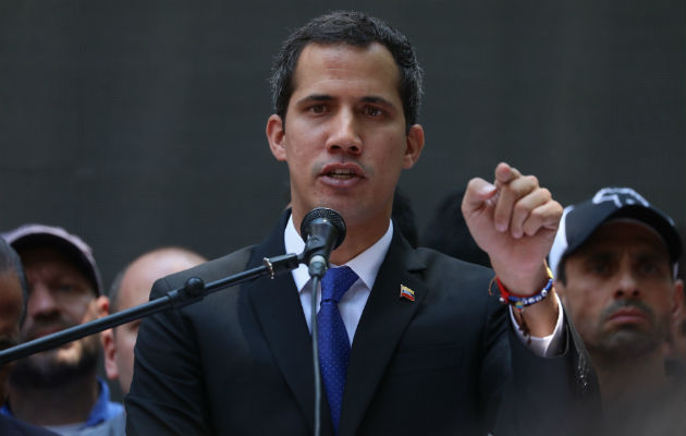 Contralor dice que Juan Guaidó no podrá ejercer cargo público por 15 años.