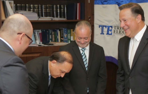 El presidente del Tribunal Electoral, Heriberto Araúz, junto a sus colegas, recibe la nota del mandatario. Foto TE