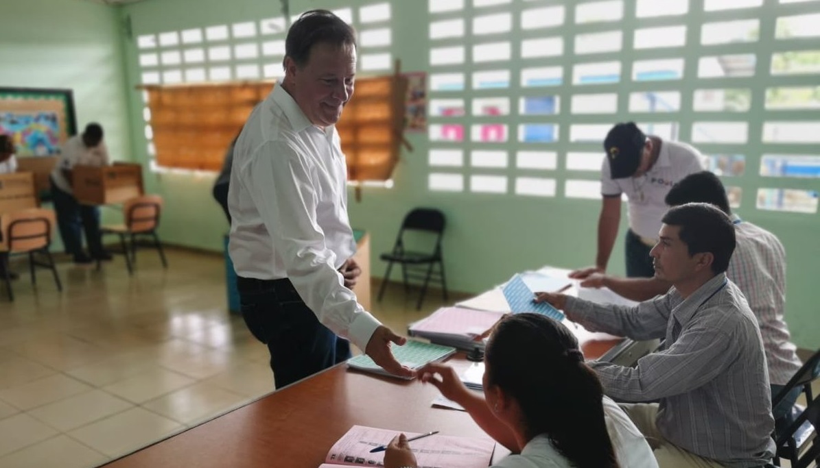 El presidente Juan Carlos Varela votó este domingo 5 de mayo en la escuela Ildaura Vieto en Pesé, Herrera.
