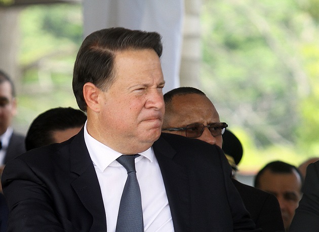 Sidney Sittón y Miguel Antonio Bernal, denunciaron ayer a Juan Carlos Varela ante el Ministerio Público.