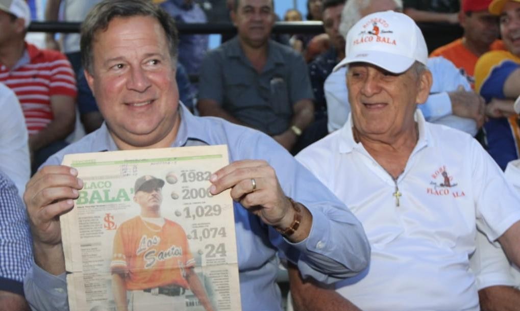 Juan Carlos Varela se tomó la foto con la publicación del Panamá América, mientras disfrutaba del partido desde las gradas. 