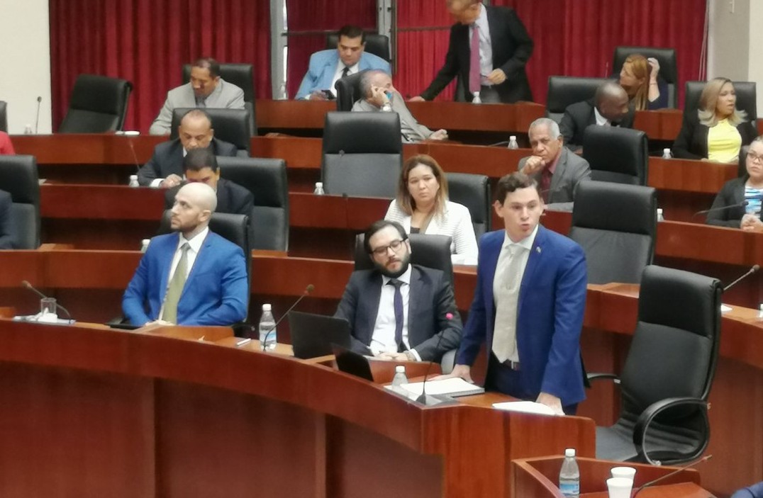 El diputado Juan Diego Vásquez presentó al pleno legislativo un anteproyecto de Ley. Foto @asambleapa