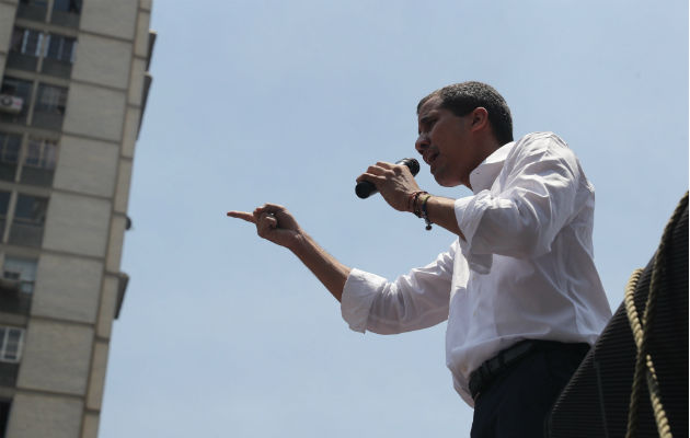 Juan Guaidó habla ante cientos de opositores en las calles de Caracas. EFE.