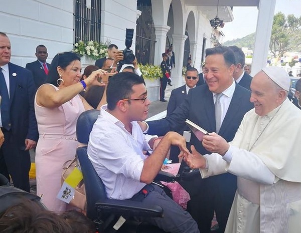 Juanpi Dolande y el Papa Francisco.