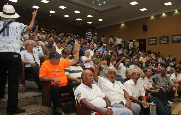 Los jubilados y pensionados han advertido que tomarán acciones para exigir al presidente Juan Carlos Varela que sancione el proyecto de aumento a sus pensiones.