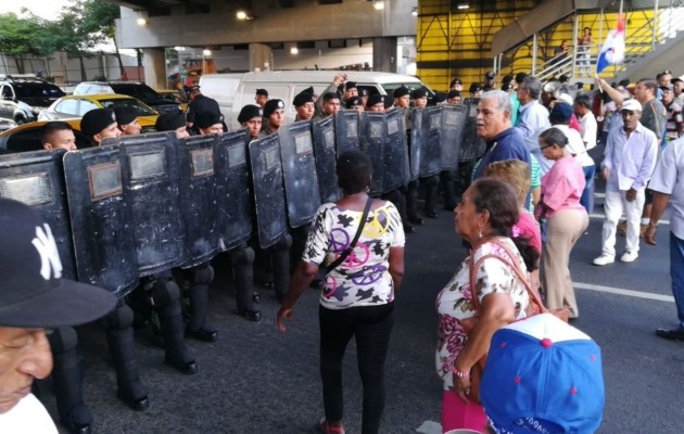 Durante una manifestación, los jubilados fueron rociados con gas pimienta.