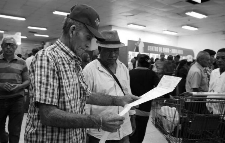 El gobierno de turno debe ofrecer un estímulo económico a los jubilados.