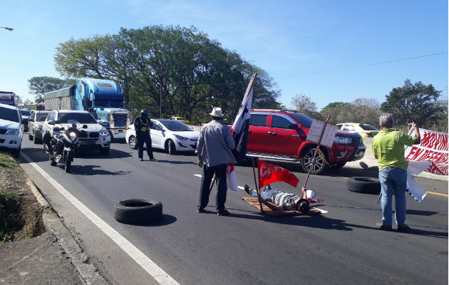 Ocasionaron un tranque enorme en la vía Interamericana. Foto. José Vásquez. 