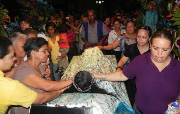 Niños, jóvenes, adultos y hasta ancianos recorren grandes distancias hasta Alanje. Foto: Mayra Madrid .