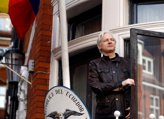 Julian Assange, retenido en una cárcel de máxima seguridad, fue condenado hace dos semanas por un tribunal británico a 50 semanas de cárcel por violar las condiciones de libertad condicional en 2012. FOTO/AP