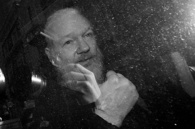 Julian Assange gesticula al llegar al Tribunal de Westminster, Londres, tras su arresto por la policía metropolitana, jueves 11 de abril de 2019. (Victoria Jones/PA via AP).