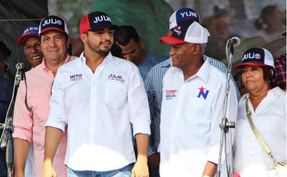 El expresidente Martín Torrijos (izq.) apoyó a Julio Mendoza (centro) en la campaña electoral. 