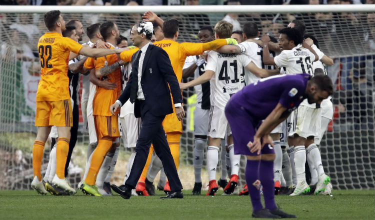 Jugadores de la Juventus celebran, luego de vencer a la Fiorentina. Foto:AP