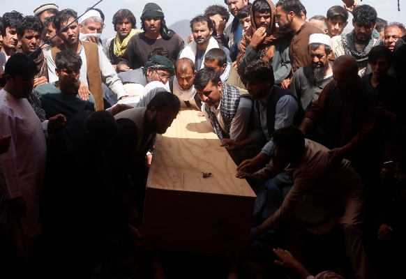 Se llevaron a cabo  varios funerales multitudinarios en Kabul, donde fueron enterradas las víctimas entre los sollozos de los afectados familiares. FOTO/AP