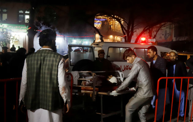 Miembros de los servicios de emergencia transportan en camilla a un herido tras el ataque suicida en Kabul. EFE