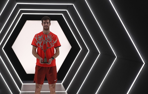 Karen Khachanov  con su trofeo.