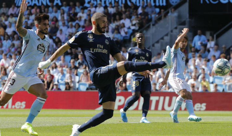 Karim Benzema aprovechó el regalo de Gareth Bale para abrir el marcador. Foto EFE