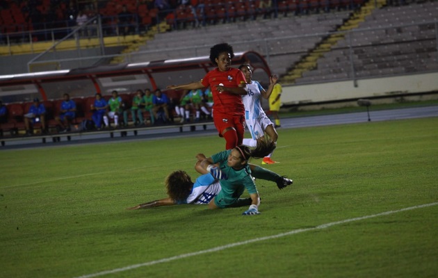 Karla Riley (rojo) de Panamá intena eludir a la portera de Sabrina Botran de Guatemala. Foto:Anayansi Gamez
