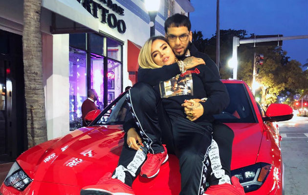 Las imágenes muestra a Karol G y Anuel AA discutiendo.