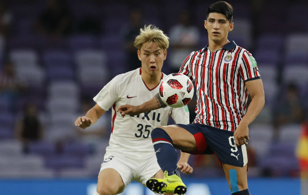 Alan Pulido, de Chivas, y Seunghyun Jung, del Kashima Antlers. /Foto AP