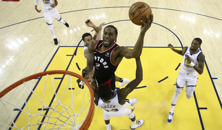 Kawhi Leonard tuvo una jornada sensacional para los Raptors. Foto AP