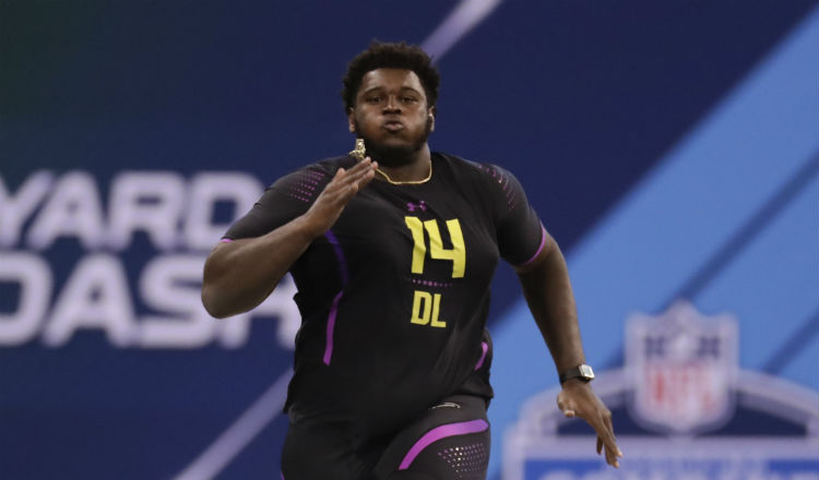 Kendrick Norton corre las 40 yardas durante una sesión de pruebas  de la NFL. Foto AP