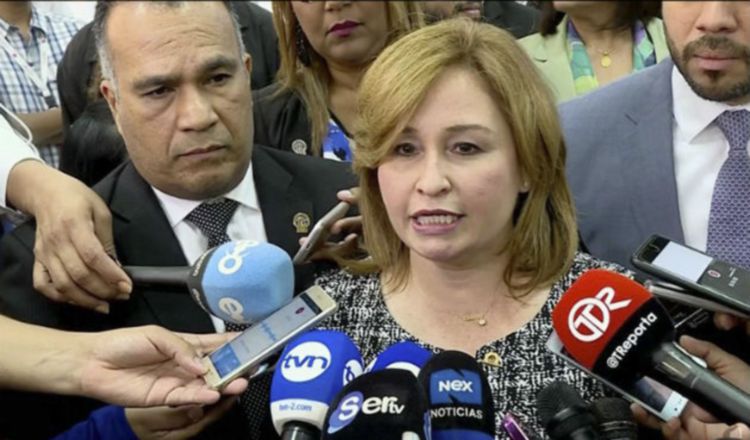 La Procuradora Kenia Porcell fue la que ordenó adquirir el matrobuscador.