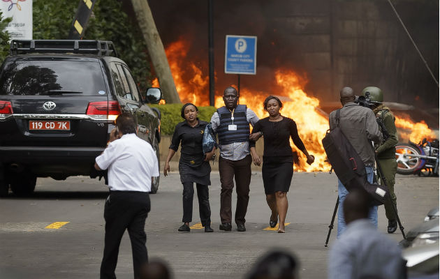 Fuerzas de seguridad evacuan civiles. Foto: AP.