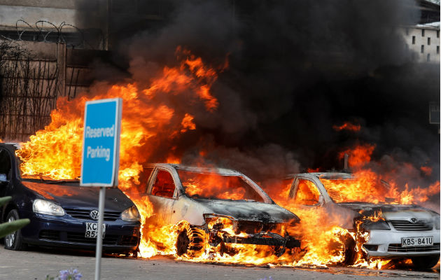 Coches arden tras el tiroteo y explosiones en el hotel. Foto: EFE.