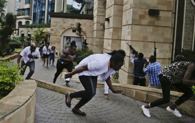 Civiles huyen atemorizados del tiroteo. Foto: AP. 